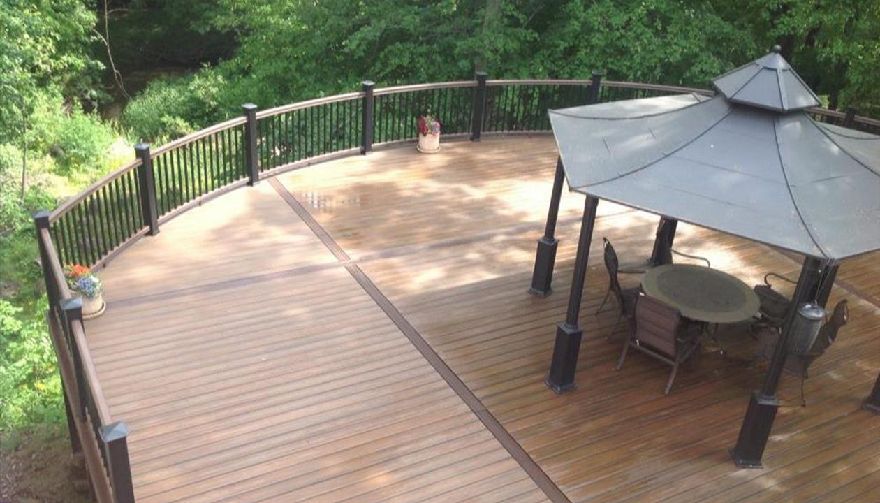 Radius deck with TREX Elevations Steel Framing