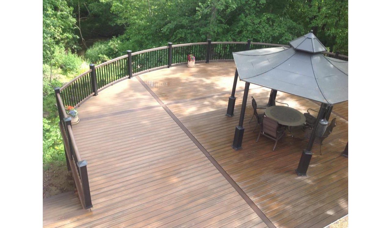 Radius deck with TREX Elevations Steel Framing