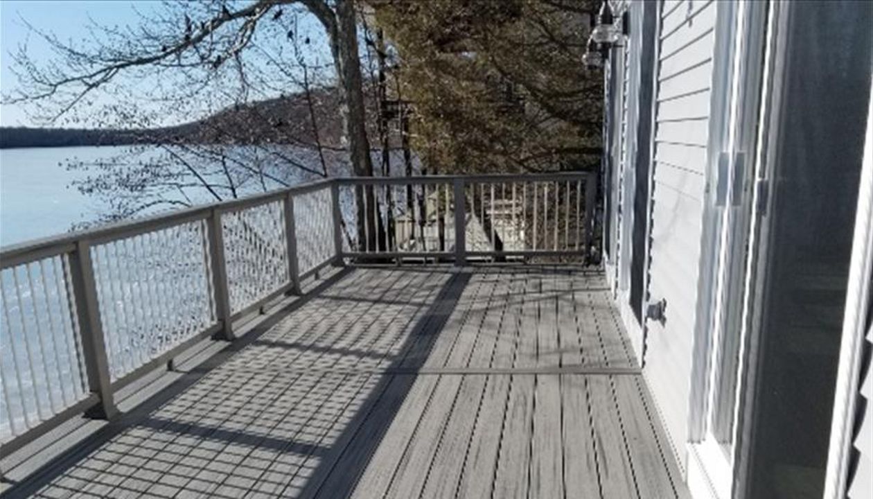 Trex Transcend Island Mist Decking, Hidden Fasteners, Cocktail Railing, Gravel Path Post Sleeve Covers, Top/Bottom Universal Rails & White Round Balusters