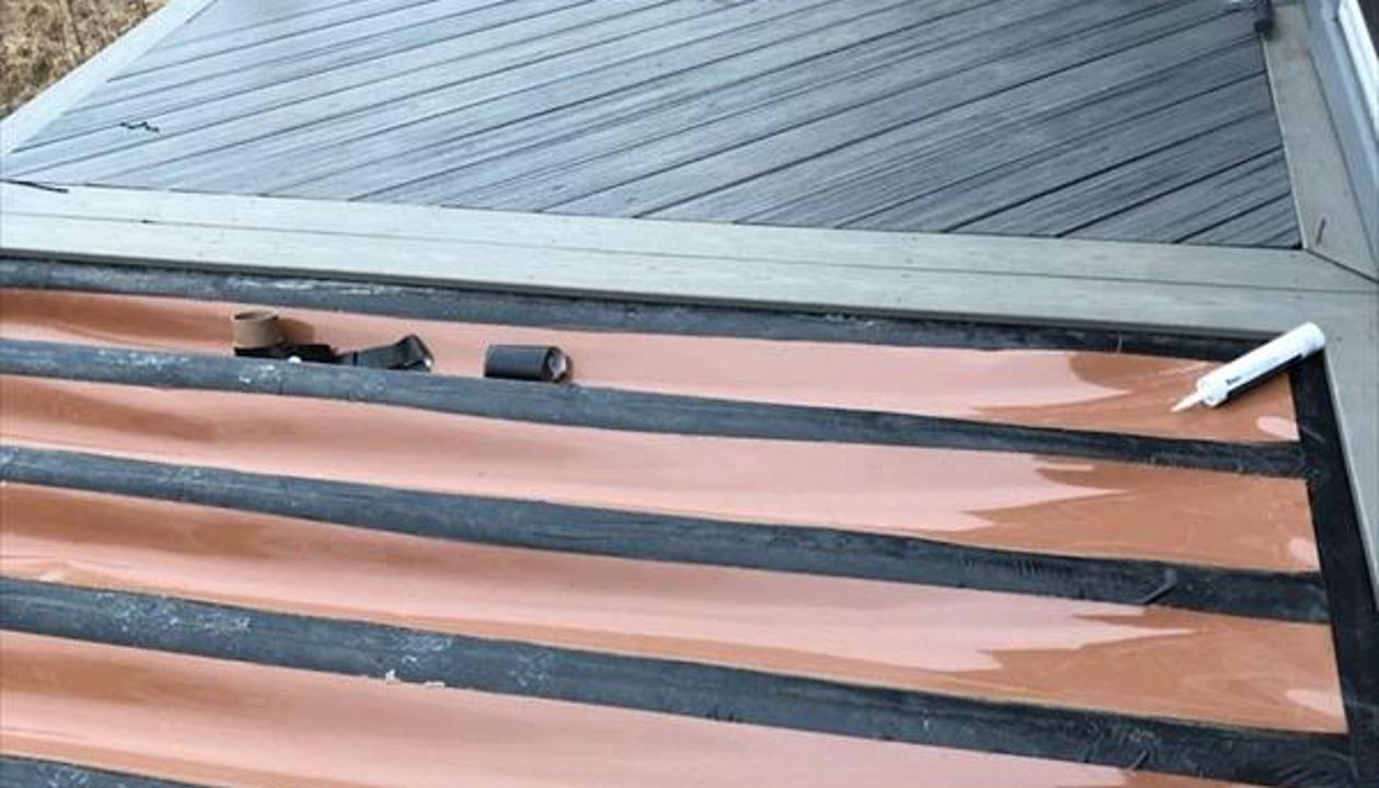 Trex Transcend Island Mist with Gravel Path picture frame and RainEscape drainage system