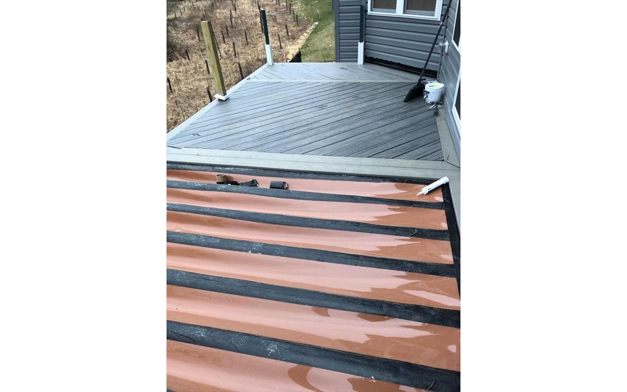 Trex Transcend Island Mist with Gravel Path picture frame and RainEscape drainage system