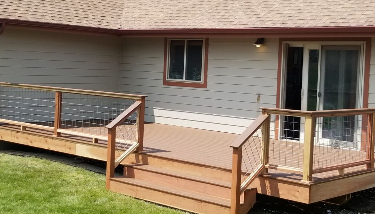 12' x 26' Trex Enhance Saddle w/ wood/hog panel railing