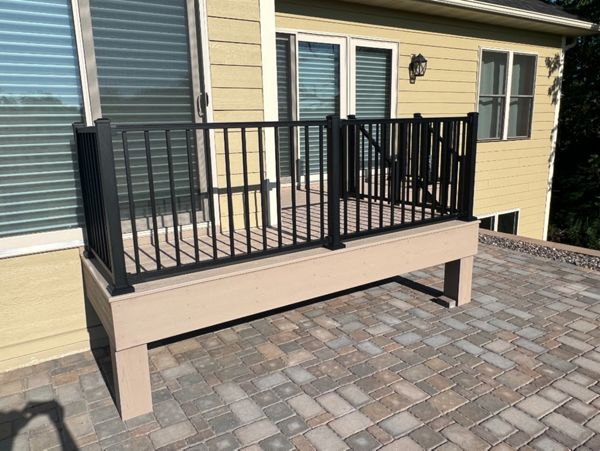 Trex Transcend Rope Swing with Trex Signature Aluminum Railing