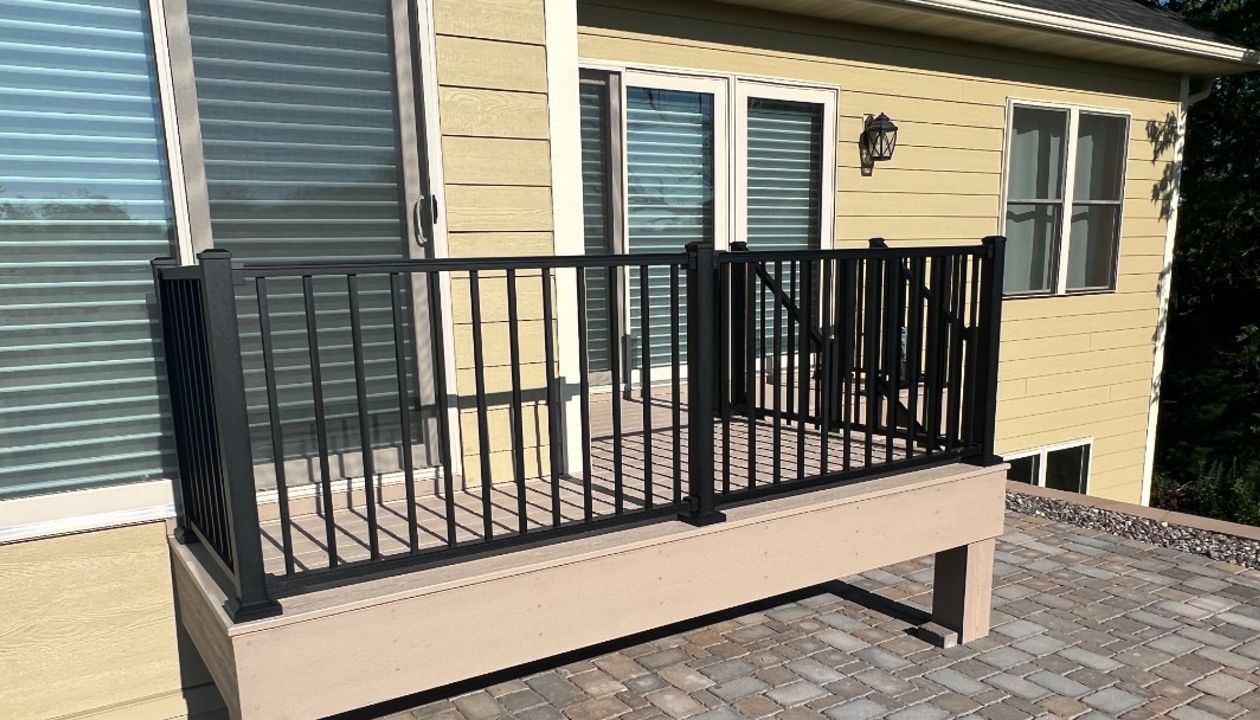 Trex Transcend Rope Swing with Trex Signature Aluminum Railing