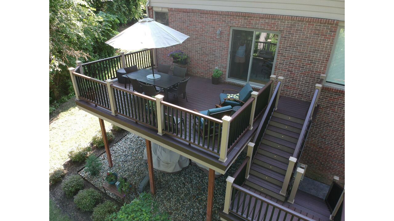 Trex Lava Rock decking with a single Vintage Lantern border. Also including a Trex Transcends Vintage Lantern railing.