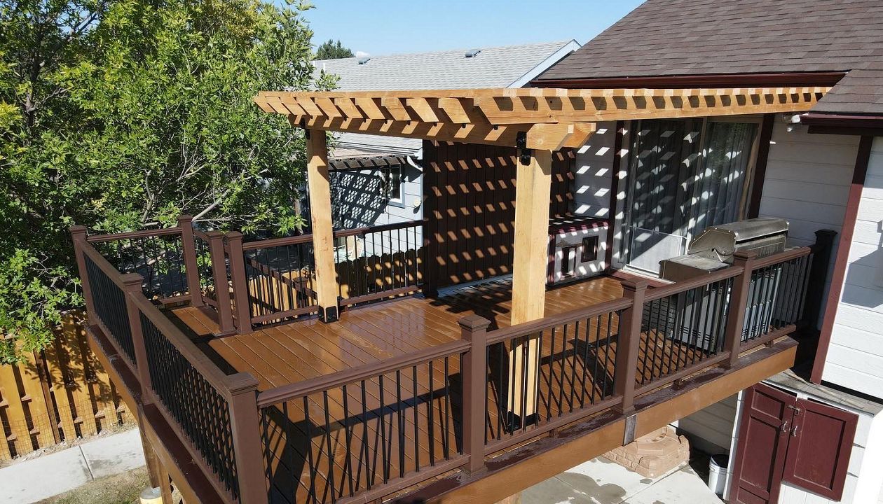 A 12'x20' Trex deck with Trex Select Saddle and Woodland Brown Decking and Vintage Lantern Railing.