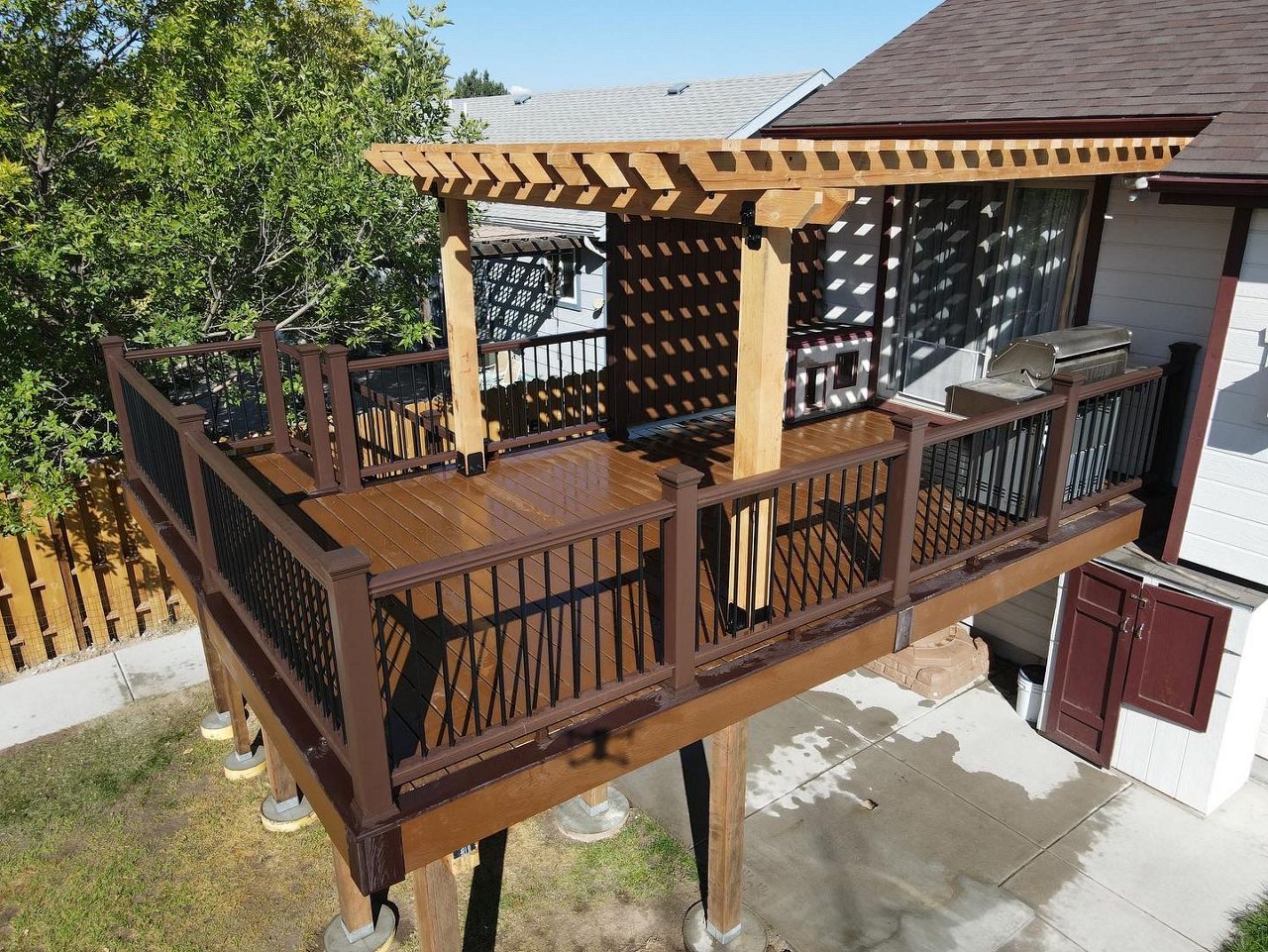 A 12'x20' Trex deck with Trex Select Saddle and Woodland Brown Decking and Vintage Lantern Railing.