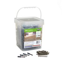 A clear plastic bucket contains composite deck screws, with several screws and drill bits displayed in front. The label on the container indicates it holds 1400 screws and is suitable for decking projects. The setting is a simple studio background, highlighting the product and its components.