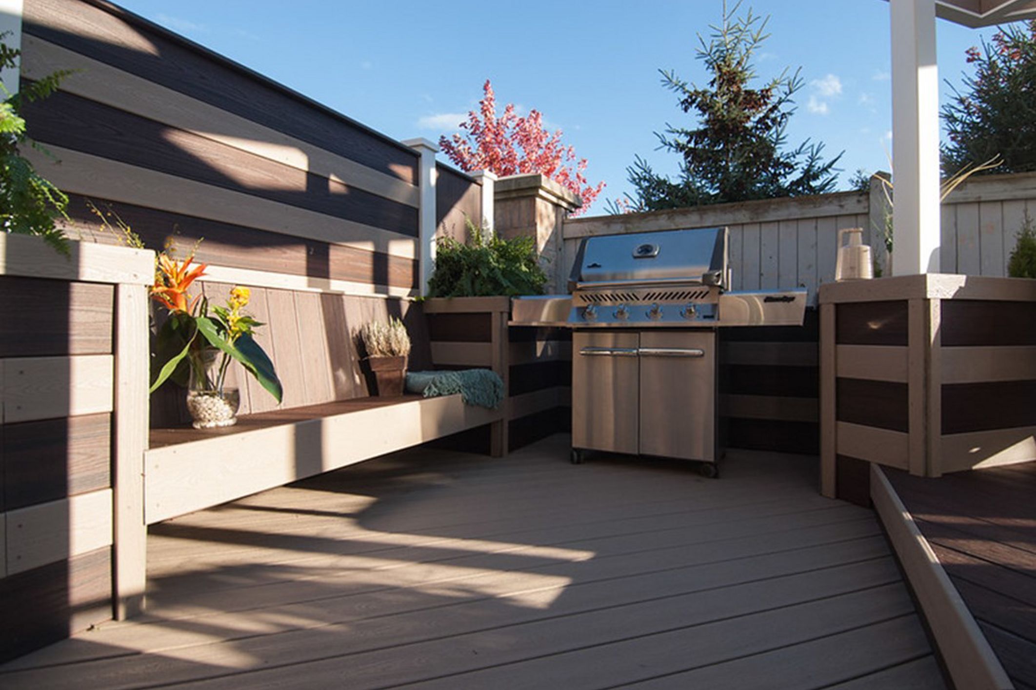 Ground level transcend deck with built in seating - Modern - Deck
