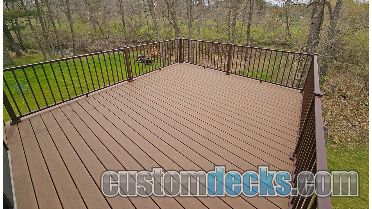 Lineage Jasper decking with Bronze Signature aluminum railing