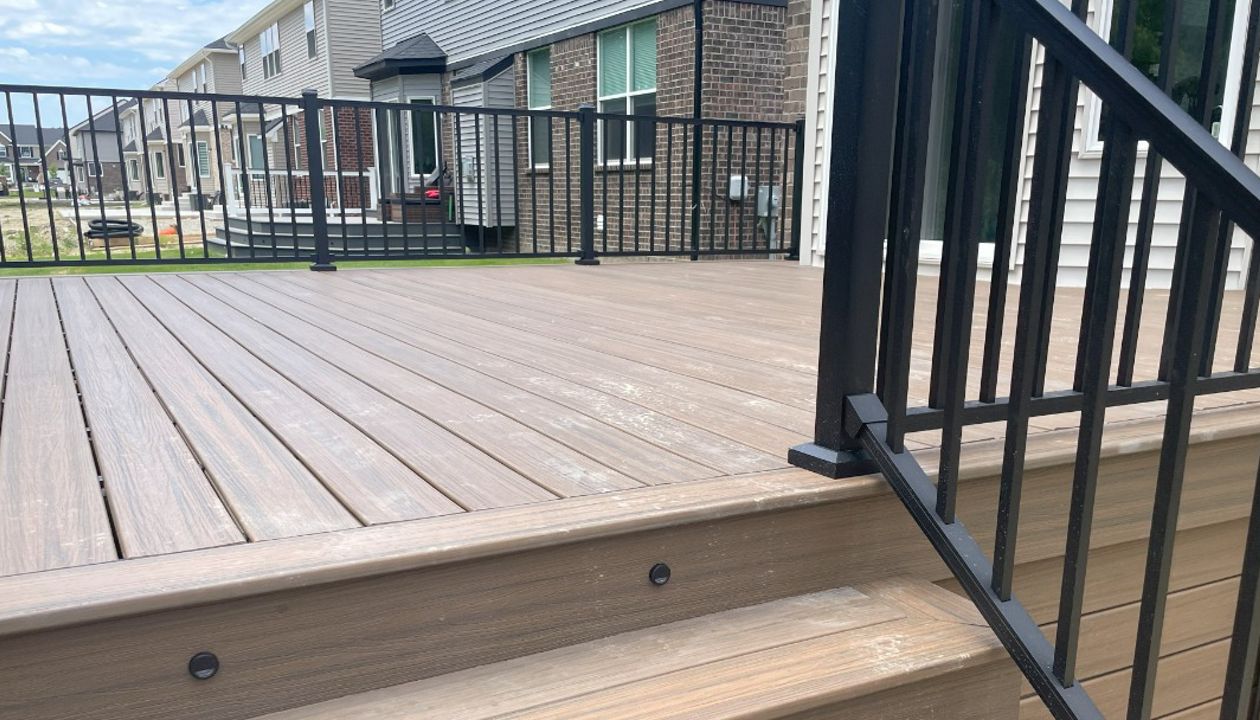 Trex Toasted sand with Trex Signature Rail