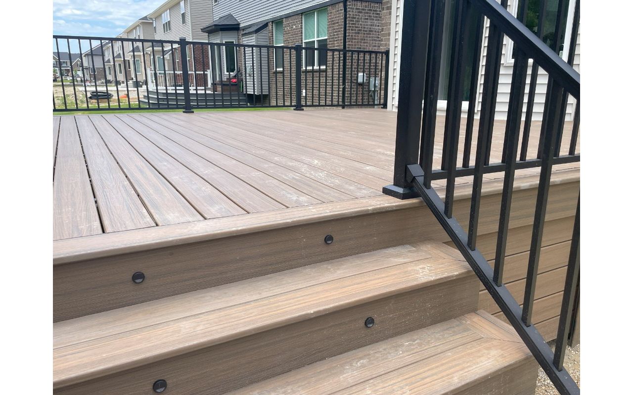 Trex Toasted sand with Trex Signature Rail
