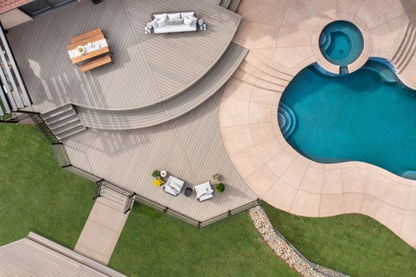 A beautiful and large deck made with Trex Transcend Lineage Biscayne, a color that is known for its high end look and heat mitigation technology. 