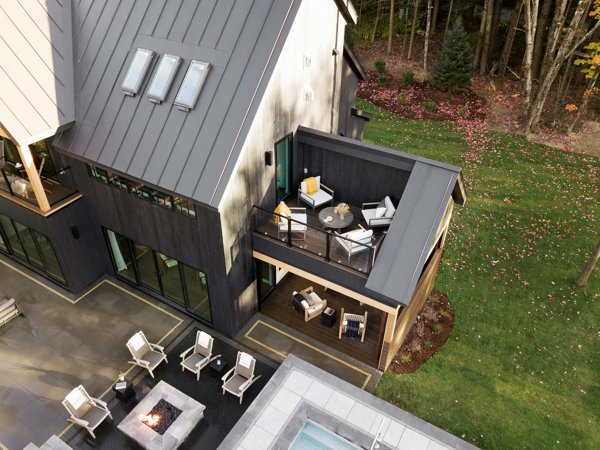 Rooftop deck with sleek Signature aluminum railing and glass