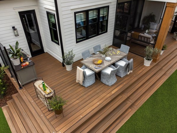 Narrow composite deck with outdoor kitchen and dinning table