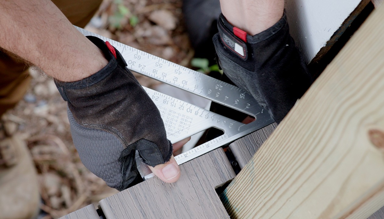 decking-around-railing-post-pro-tip